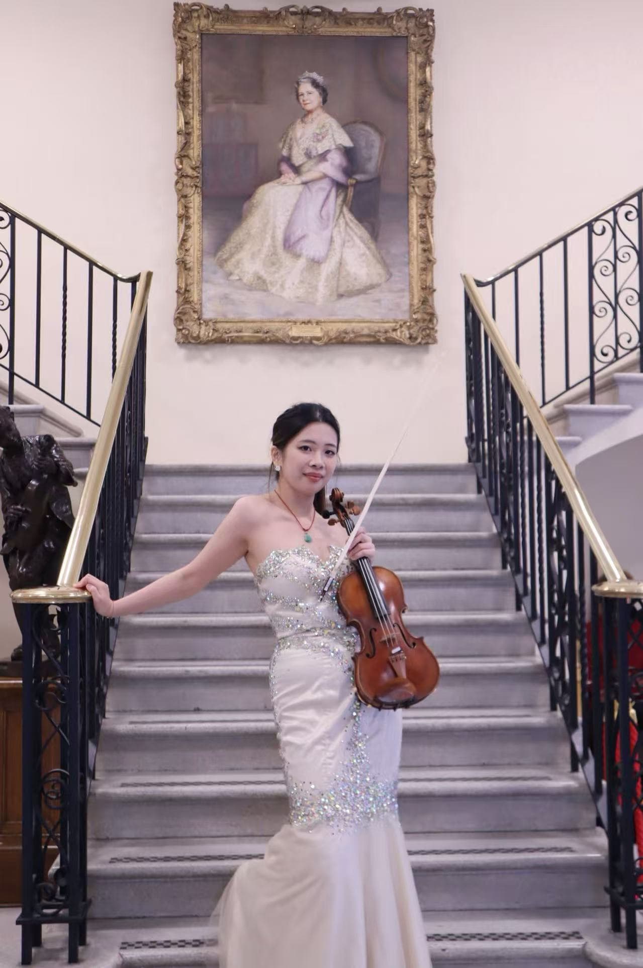 小提琴演奏家兼教师 Layla Wang 持琴肖像